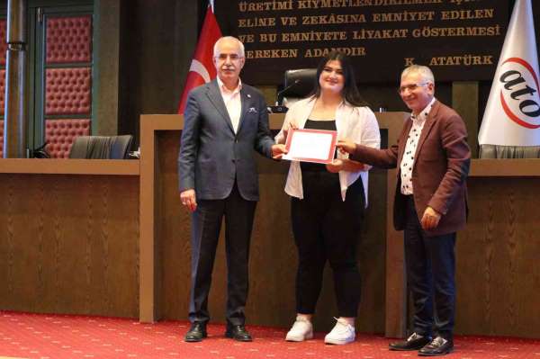 ATO'nun 'Dış Ticaret Eğitimi' programına katılan üniversite öğrencilerine sertifikaları verildi - Ankara haber
