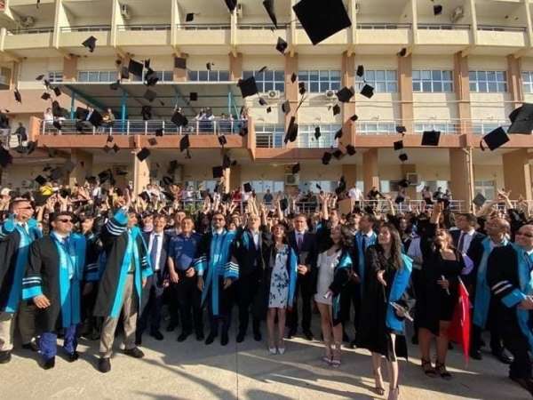 Burhaniye'de üniversiteli gençlerin mezuniyet coşkusu - Balıkesir haber