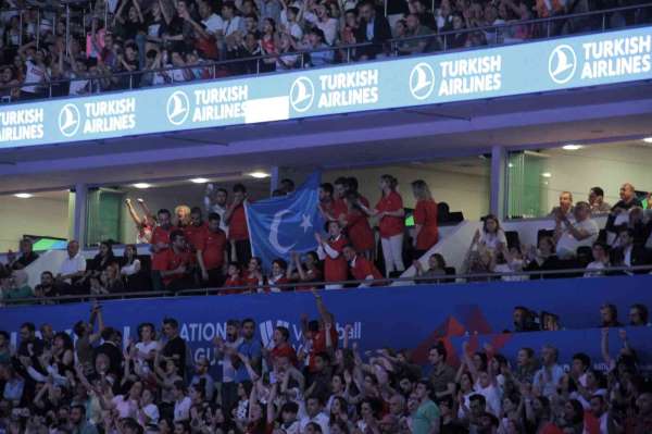 Türkiye-Çin voleybol maçında Doğu Türkistan bayrağı dalgalandı - Ankara haber