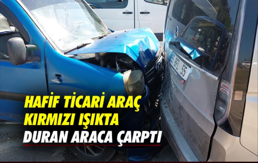 Samsun'da hafif ticari araç kırmızı ışıkta duran araca çarptı