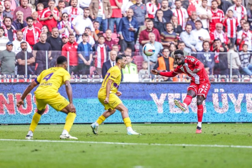 Samsunspor'da 5 yabancı futbolcu ile yollar ayrıldı