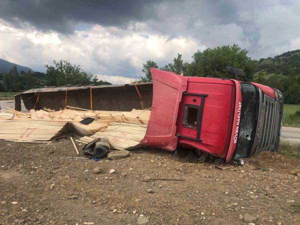 Amasya'da kereste yüklü tır devrildi: 2 yaralı