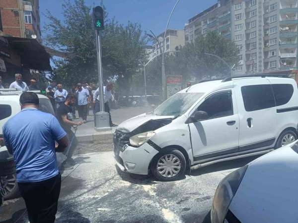 Batman'da seyir halindeki araç önce kaza yaptı ardından alev aldı