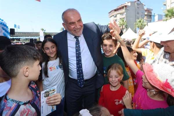 Canik'te camiler çocuklarla, çocuklar hediyelerle buluşuyor