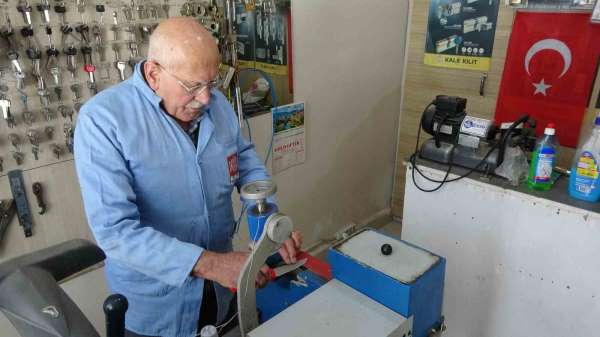 Kütahya'da Kurban Bayramı öncesi ustaların bıçak bileme mesaisi başladı