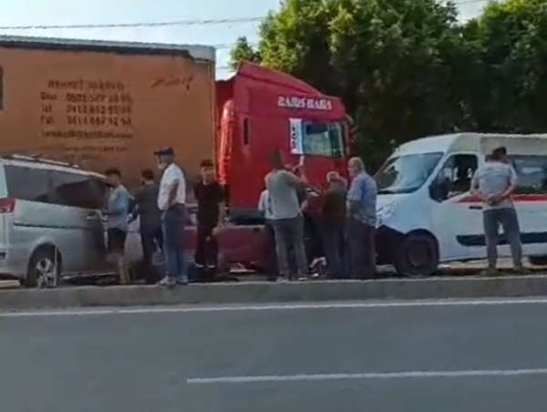 Mersin'de 3 aracın karıştığı kazada 2 kişi yaralandı