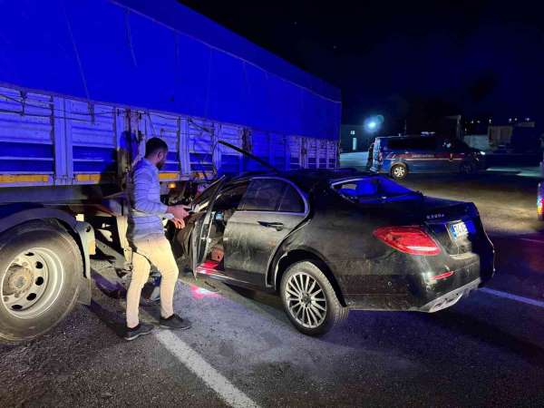Lüks otomobil benzin istasyonundan çıkan tırın altına girdi: 1'i ağır 2 yaralı