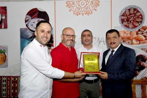 Başkan Gürkan Gürkan'dan kayısı reklamına plaket 