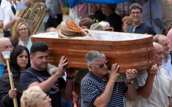İspanya'da ölümden dönenleri tabutlarda canlı taşıma töreni 