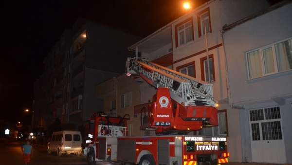 Evde uyuyakalan genç polisi ve itfaiyeyi alarma geçirdi