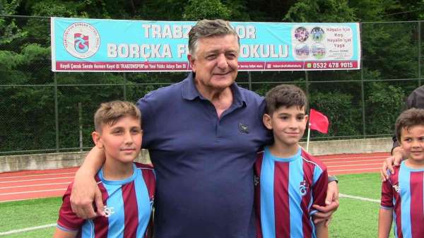 Yılmaz Vural, Borçka Trabzonspor Okulu'nu ziyaret etti