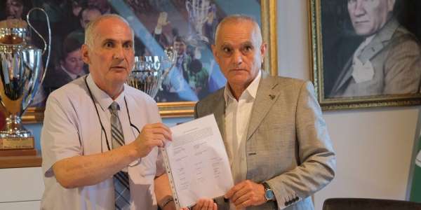 Bursaspor'un yeni başkanı Recep Günay mazbatasını aldı