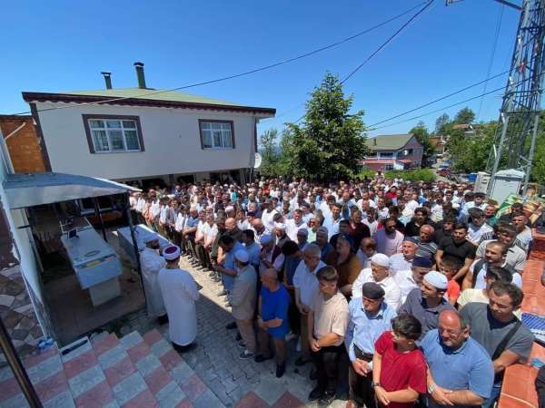 Edirne'deki trafik kazasında hayatını kaybeden baba, oğul ve yeğen toprağa verildi