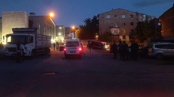 Erzurum'da cadde ortasında bıçaklı kavga: 1 yaralı