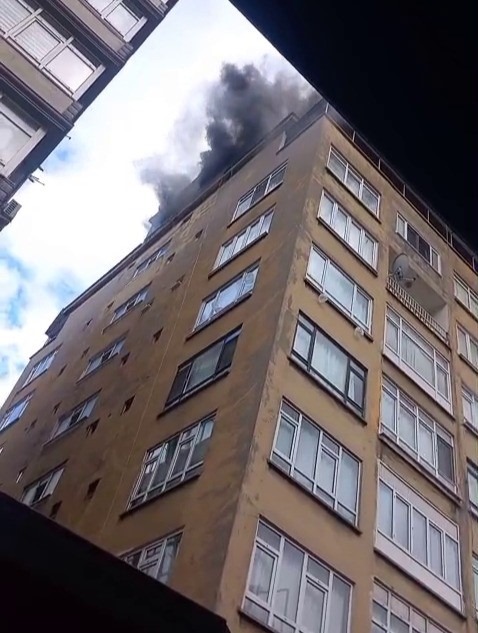 Samsun'da 9 katlı binanın çatı katında yangın paniği