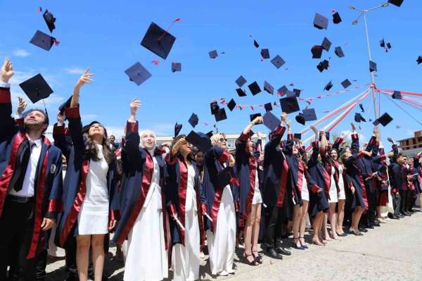 OMÜ Hukuk Fakültesi'nde mezuniyet coşkusu