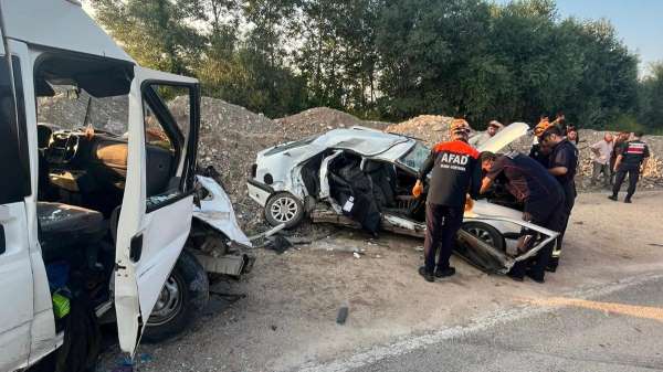 Amasya'da otomobil ile minibüs çarpıştı: 1 ölü, 3 yaralı