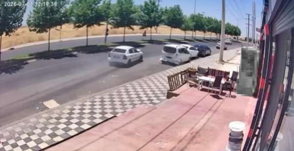Araçların sırayla çarpıştığı kaza kamerada