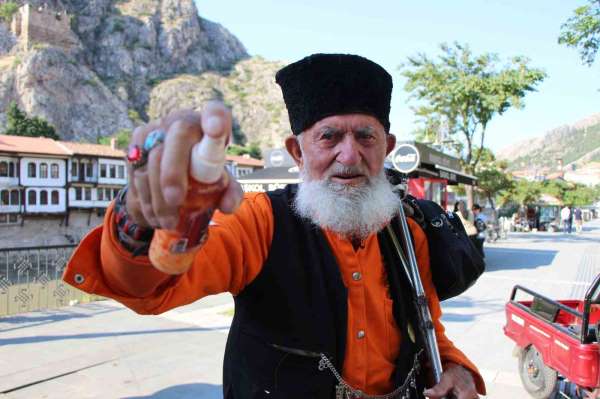 Kalpaklı asırlık çınar Amasya'nın son esansçısı
