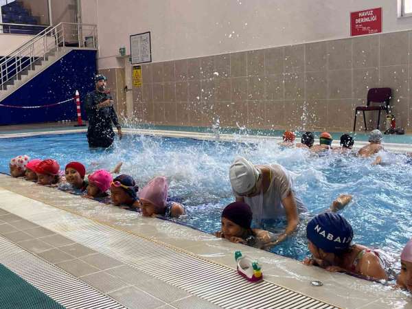 Nazilli'de çocuklar yaz tatilini yüzme öğrenerek geçiriyor