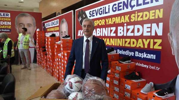 Şahinbey'de öğrencilere spor ayakkabı dağıtma geleneği devam ediyor
