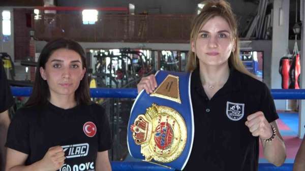 Türk boksör Elif, Makedonya'dan Türkiye'ye dünya şampiyonluk kemeri ile döndü