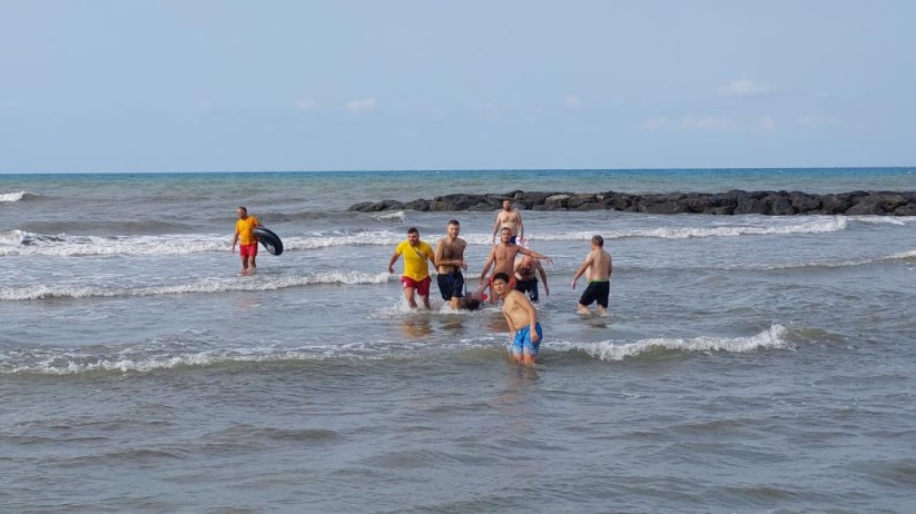 Karadeniz'de can pazarı: 2 arkadaş baygın halde denizden çıkartıldı