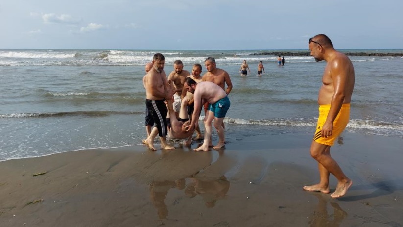 Karadeniz'de can pazarı: 2 arkadaş baygın halde denizden çıkartıldı