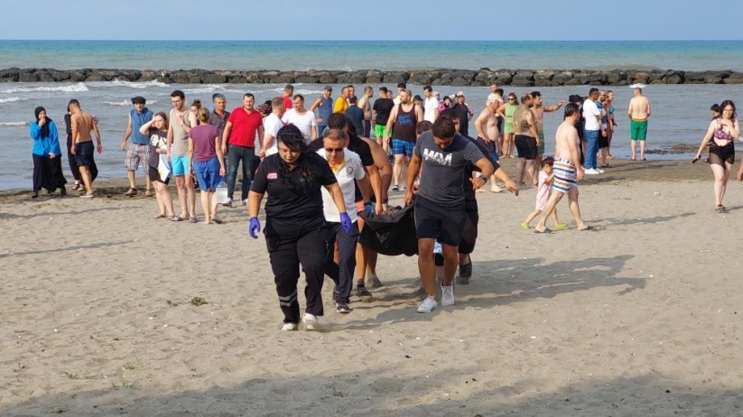 Karadeniz'de can pazarı: 2 arkadaş baygın halde denizden çıkartıldı