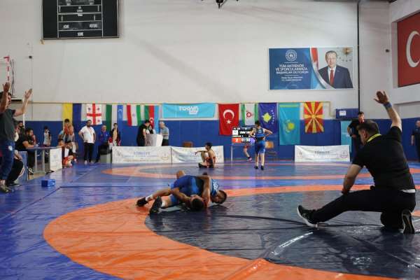 Artvin'de uluslararası güreş turnuvası düzenlendi