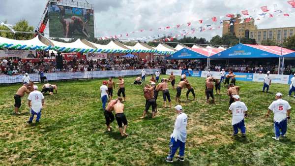 Ata sporunun kalbi Arnavutköy'de attı: İstanbul'un Kırkpınar'ı binlerce güreş severi buluşturdu