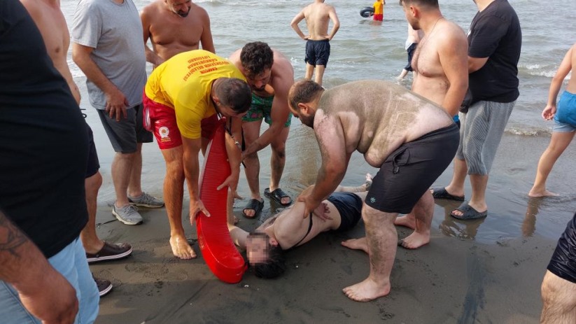 Karadeniz'de can pazarı: 2 arkadaş baygın halde denizden çıkartıldı