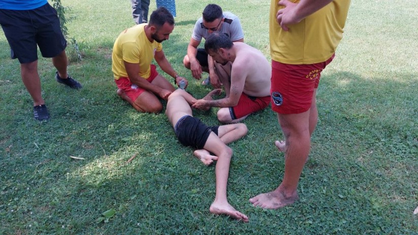 Samsun'da boğulma tehlikesi geçiren çocuğu babası kurtardı