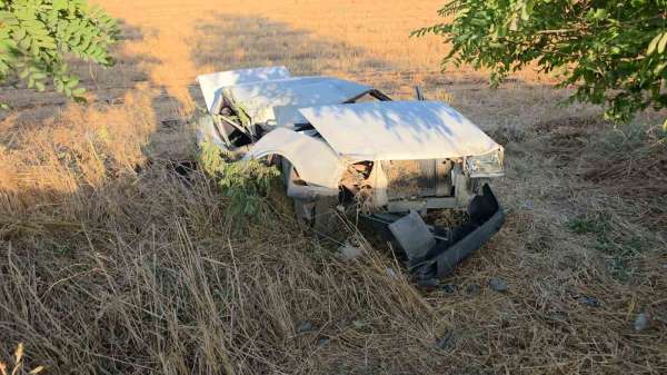 Alışveriş sonrası kaza yapan sürücünün Tofaş'ı hurdaya döndü