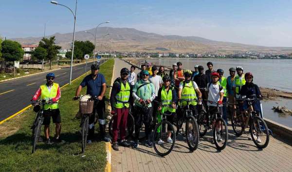 Bitlis'te 30 bisikletli 90 kilometre pedal çevirip Ahlat'ın tarihi mirasını ziyaret etti