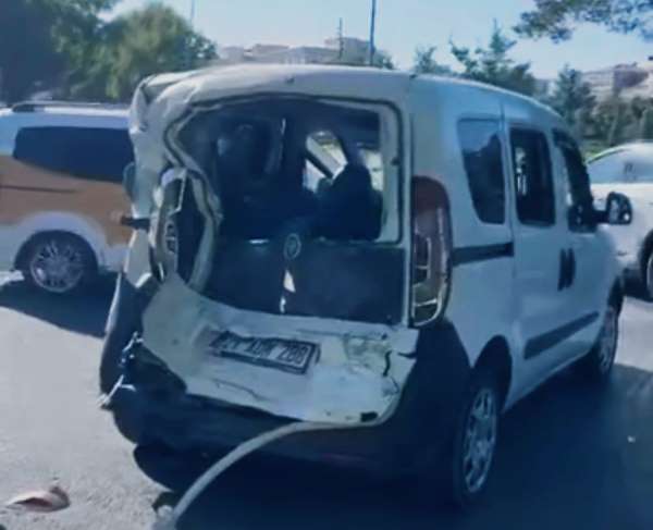 Diyarbakır'da 5 araçlı zincirleme kaza: 4 yaralı