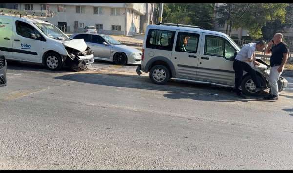 Eskişehir'de 4 aracın karıştığı zincirleme kaza: 2 yaralı