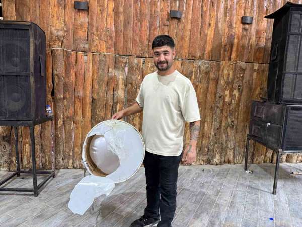 Iğdır'da düğünde ilginç anlar: Davulunu kırıp paraları topladı
