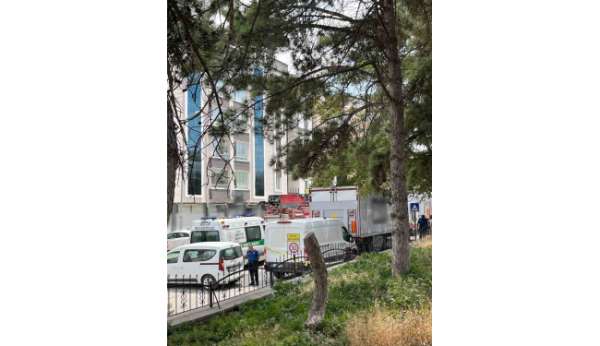 Kamyon dorsesi altında kalan market çalışanı hayatını kaybetti
