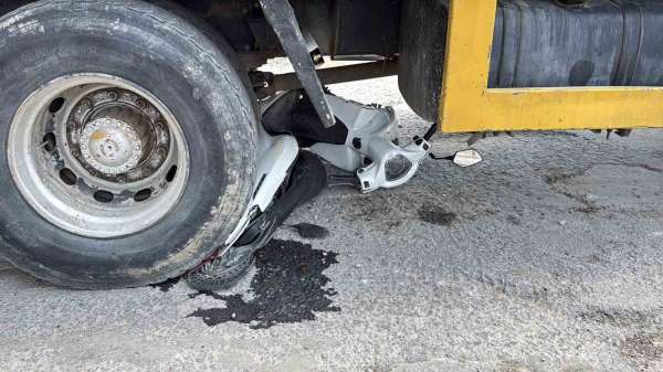Motosiklet vincin altında kaldı, sürücü son anda kurtuldu