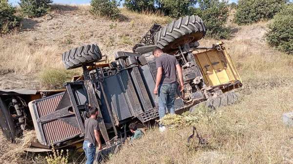 Park halindeyken hareket eden biçerdöver dereye devrildi