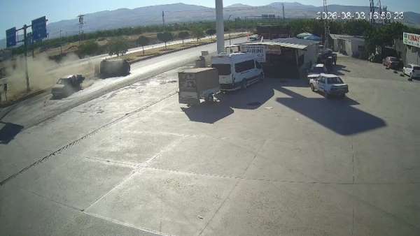 Pikap ile çarpışan otomobi devrildi, 3 kişi yaralandı: Kaza anı kamerada