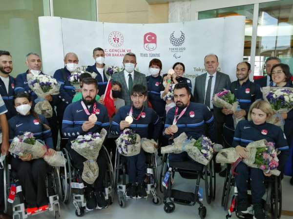 Tokyo 2020 Paralimpik Oyunları'ndan madalyayla dönen millilere coşkulu karşılama