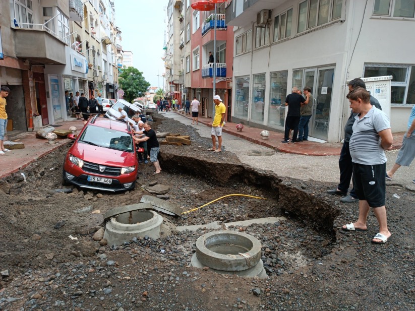 Samsun'da sel afeti: Cadde yarıldı, araçlar yolun içinde mahsur kaldı