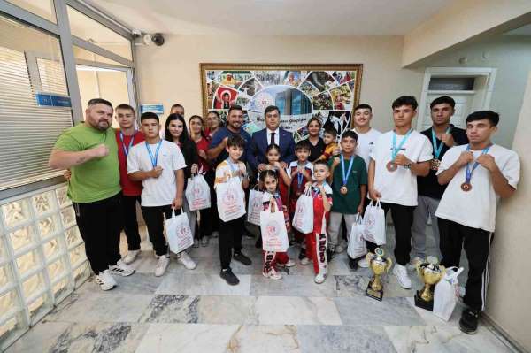 Başarılı kick boks sporcularını ödüllendirildi