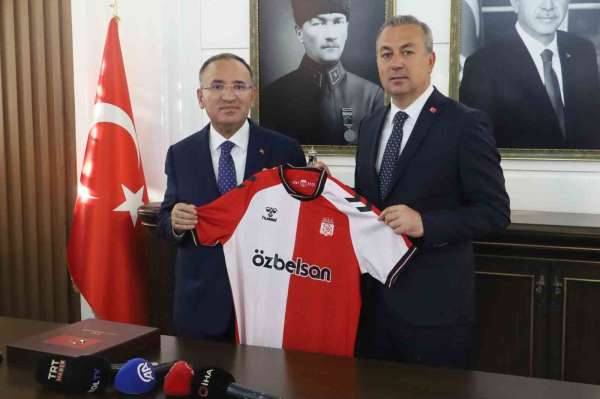 Başkan Uzun'dan TBMM Başkanvekili Bozdağ'a Sivasspor forması