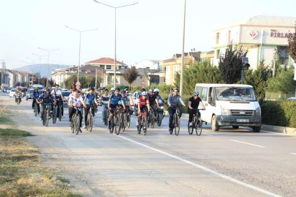 İnegöl'de 'Zaferden kurtuluşa' sloganıyla bisiklet turu düzenlendi