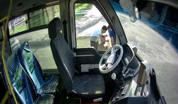 Otobüs şoförüne bıçaklı saldırı kamerada