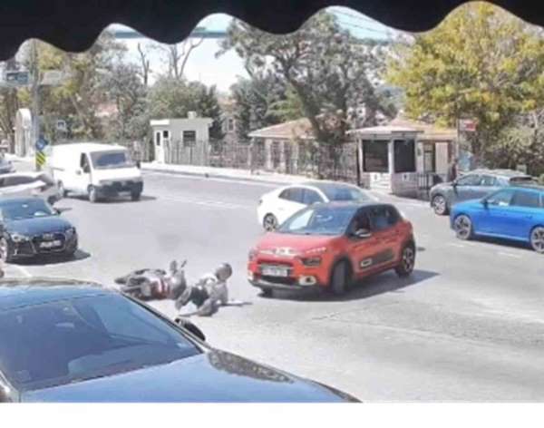 Üsküdar'da aynı noktada peş peşe kazalar kameraya yansıdı