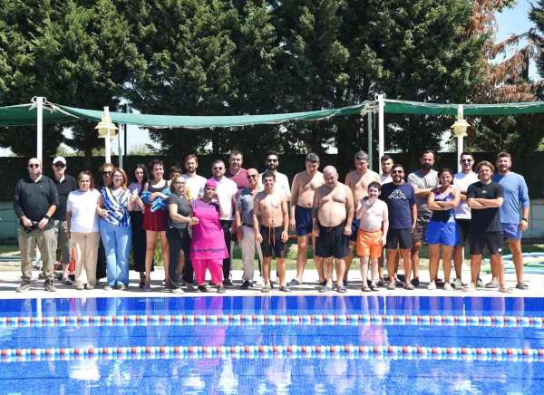 Yunusemre'de özel öğrenciler havuzda buluştu